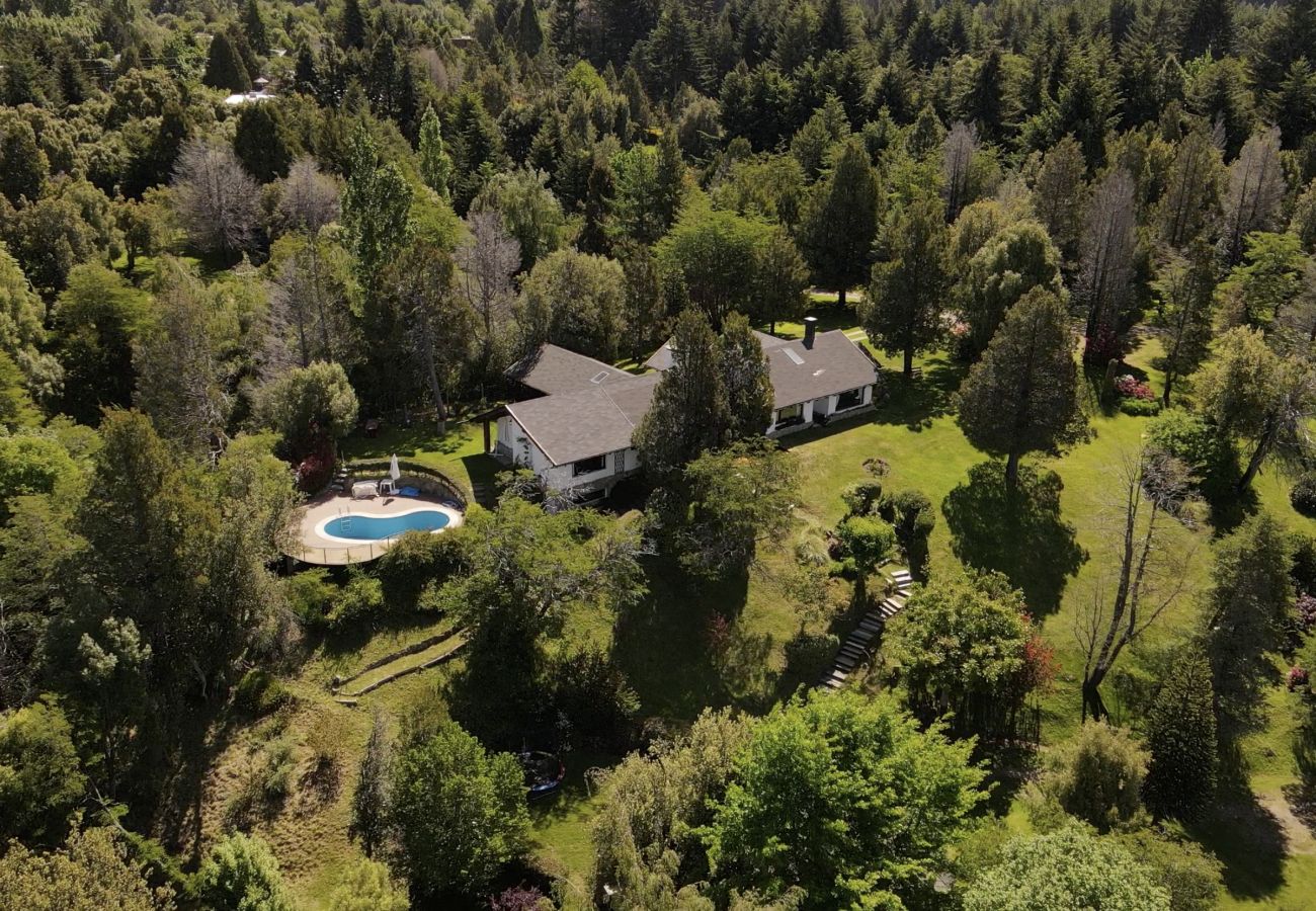 House in San Carlos de Bariloche - HUAPI14C - Warm house with outdoor pool and coast, on the shores of Lake Nahuel Huapi.