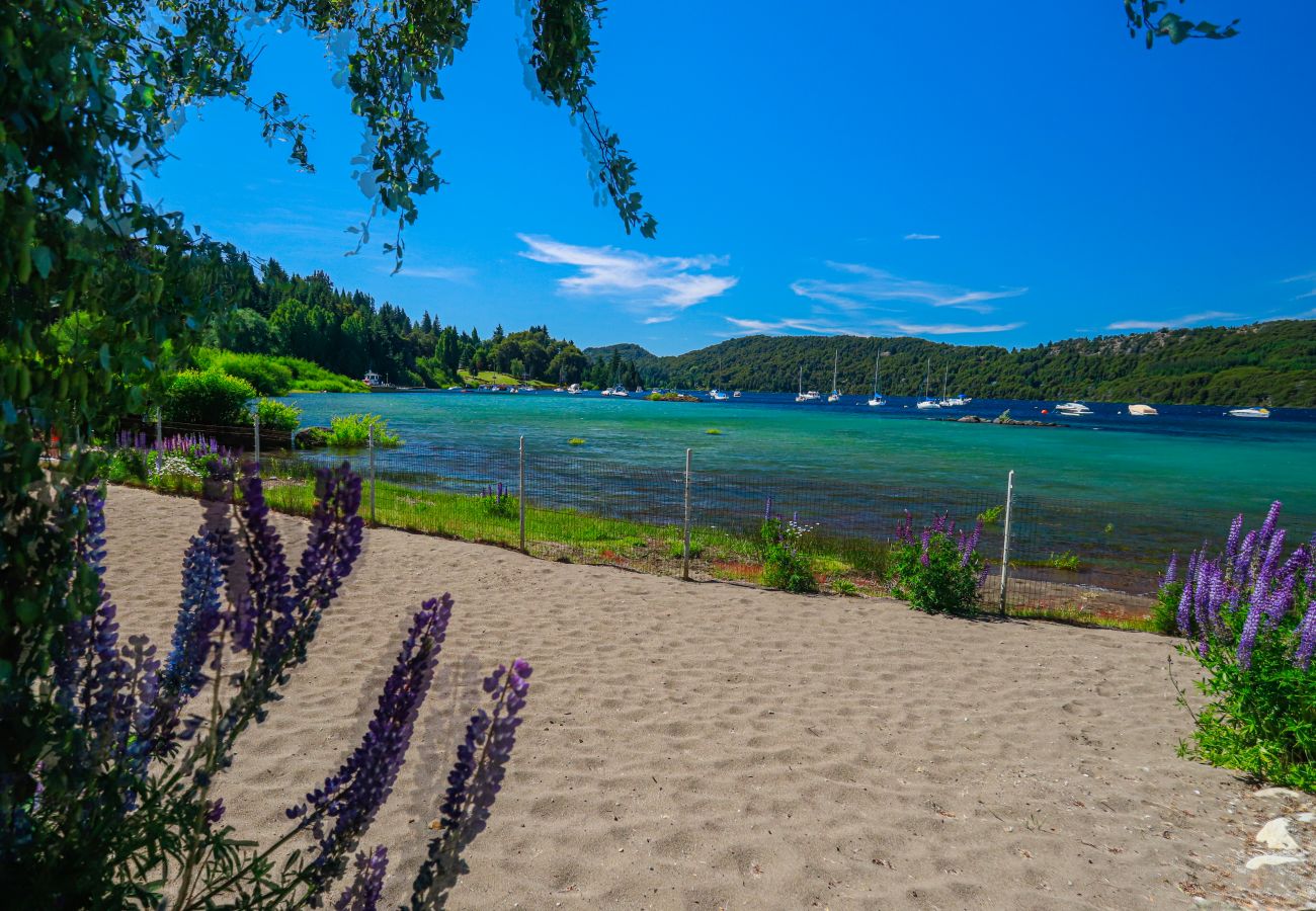 House in San Carlos de Bariloche - HUAPI08C Lindísima casa de una planta con costa sobre el Lago Nahuel Huapi