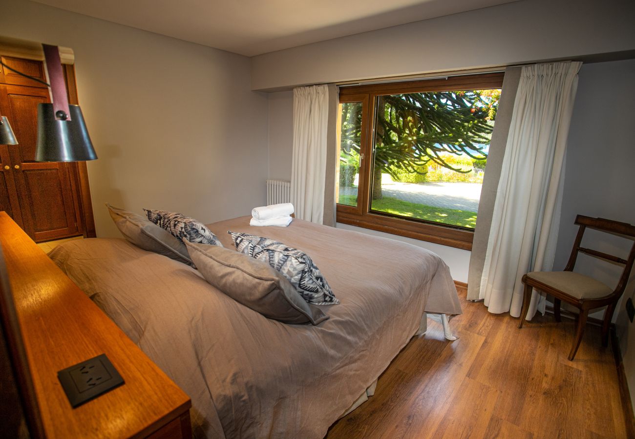 House in San Carlos de Bariloche - HUAPI08C Lindísima casa de una planta con costa sobre el Lago Nahuel Huapi