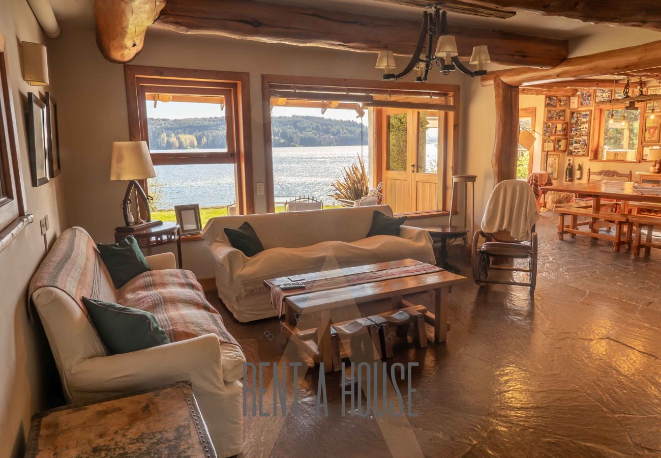 House in San Carlos de Bariloche - HUAPI17 Spectacular house with large garden and coast with dock over Lake Nahuel Huapi