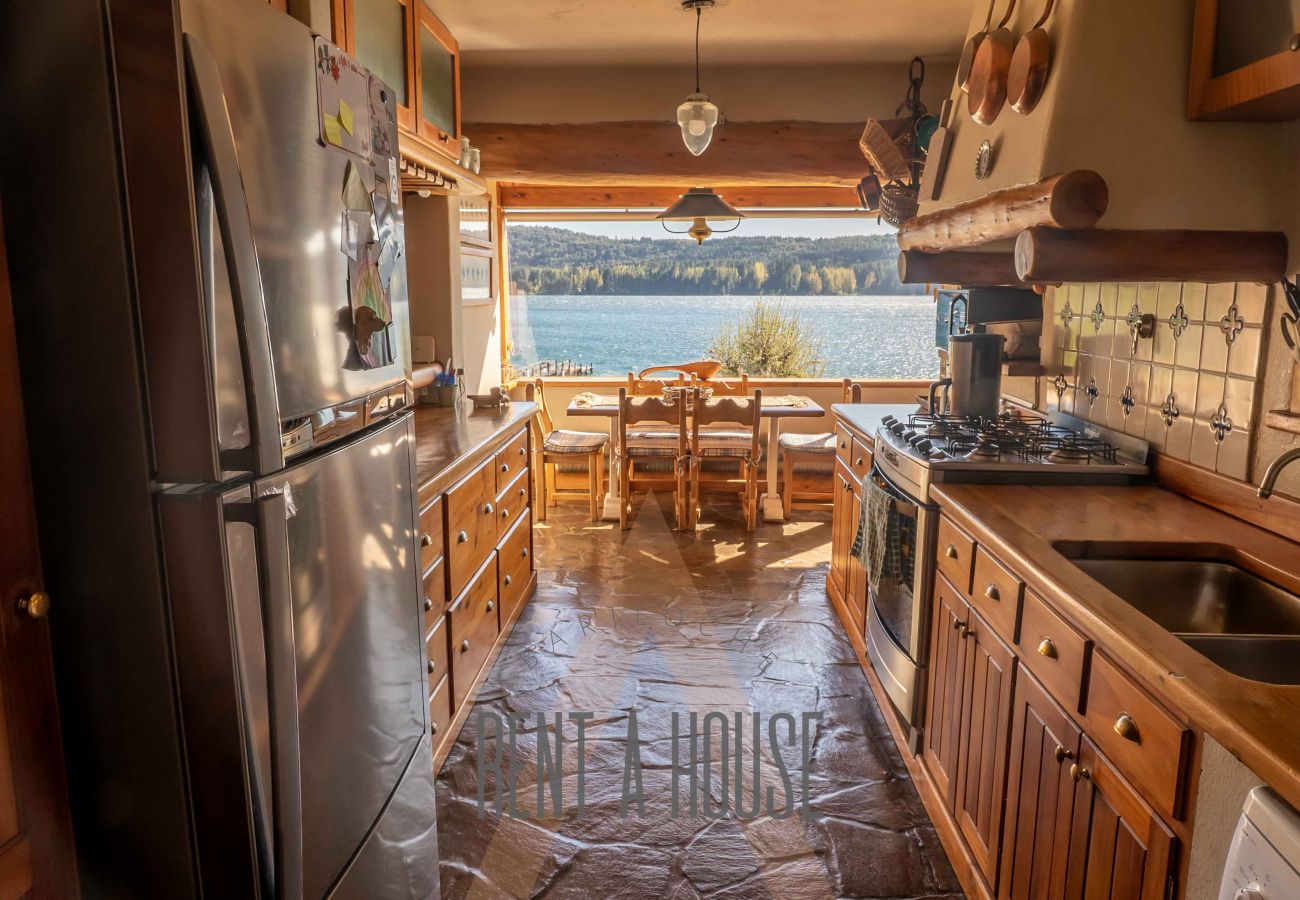 House in San Carlos de Bariloche - HUAPI17 Spectacular house with large garden and coast with dock over Lake Nahuel Huapi