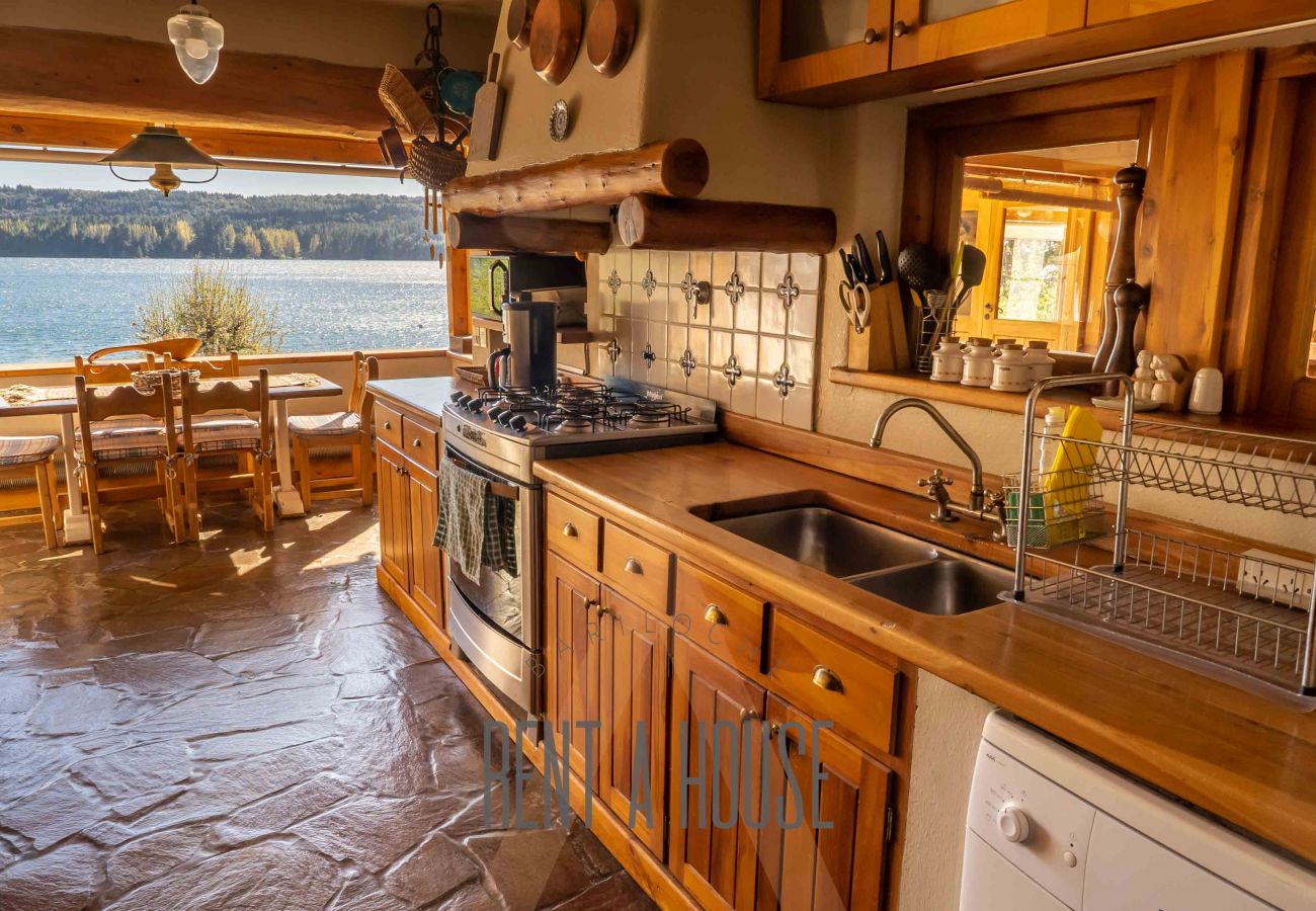 House in San Carlos de Bariloche - HUAPI17 Spectacular house with large garden and coast with dock over Lake Nahuel Huapi
