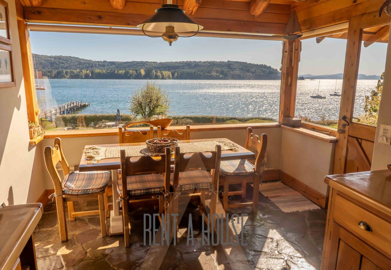 House in San Carlos de Bariloche - HUAPI17 Spectacular house with large garden and coast with dock over Lake Nahuel Huapi