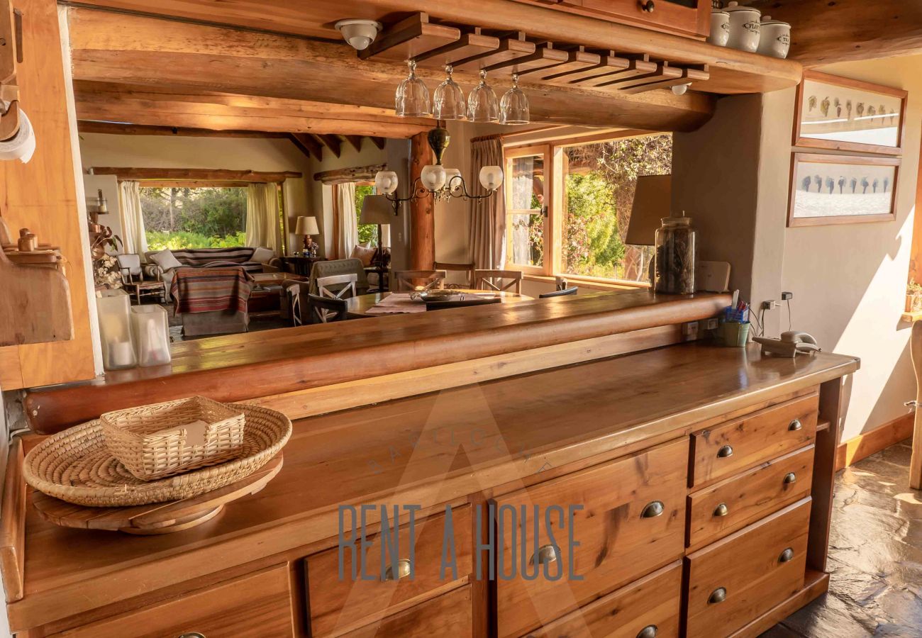 House in San Carlos de Bariloche - HUAPI17 Spectacular house with large garden and coast with dock over Lake Nahuel Huapi