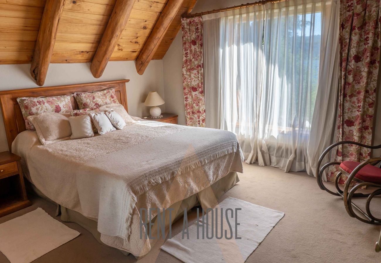 House in San Carlos de Bariloche - HUAPI17 Spectacular house with large garden and coast with dock over Lake Nahuel Huapi