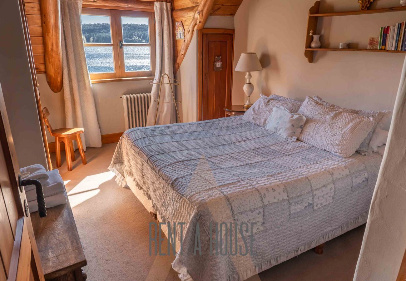 House in San Carlos de Bariloche - HUAPI17 Spectacular house with large garden and coast with dock over Lake Nahuel Huapi