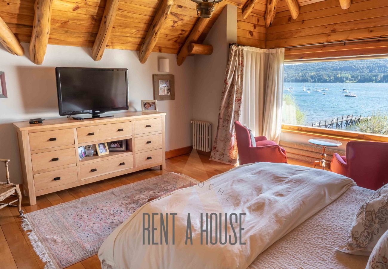 House in San Carlos de Bariloche - HUAPI17 Spectacular house with large garden and coast with dock over Lake Nahuel Huapi