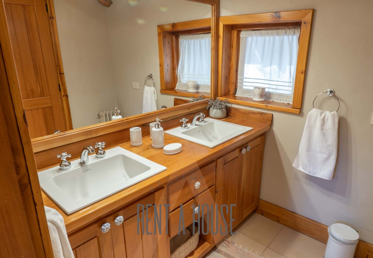 House in San Carlos de Bariloche - HUAPI17 Spectacular house with large garden and coast with dock over Lake Nahuel Huapi