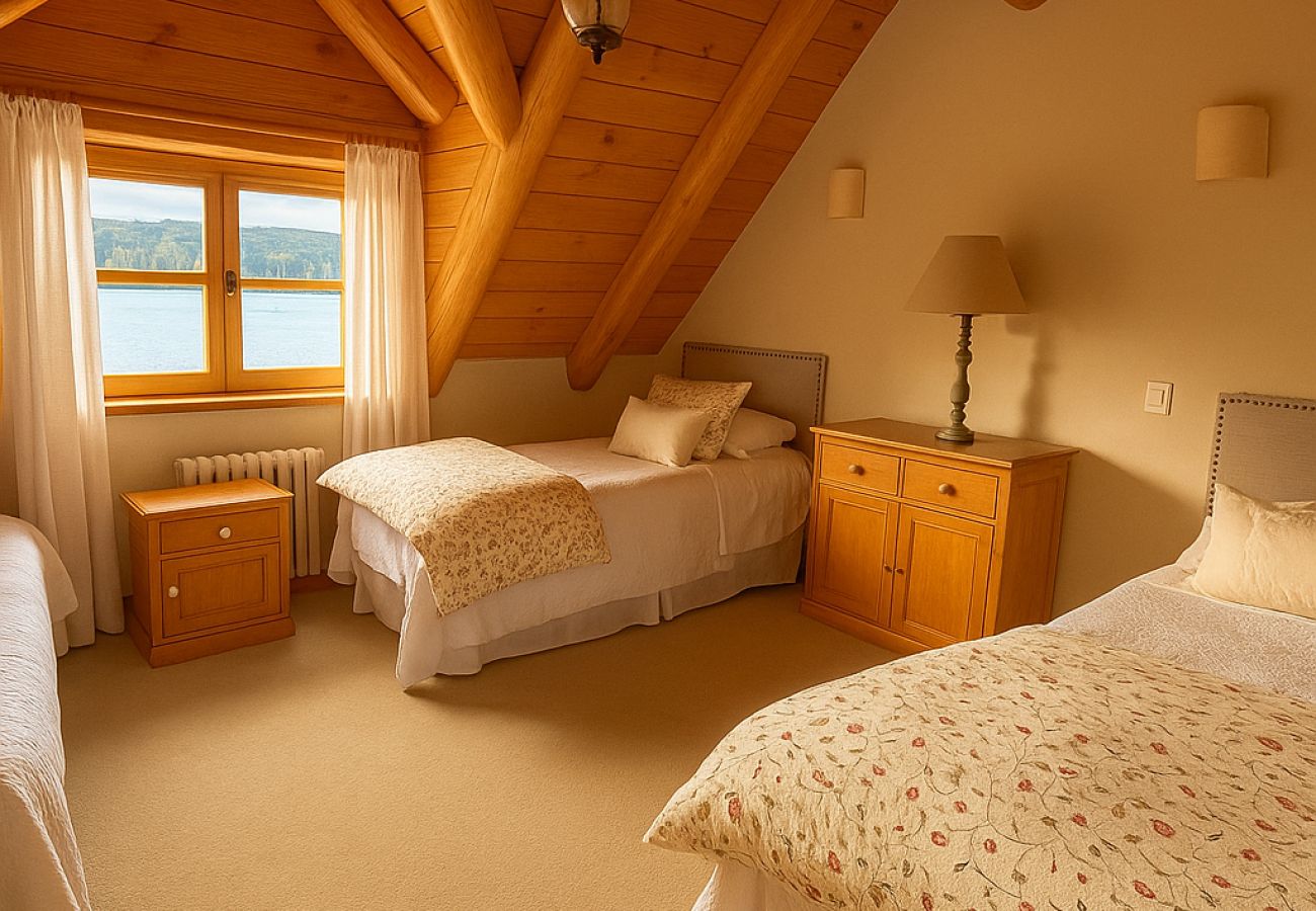 House in San Carlos de Bariloche - HUAPI17 Spectacular house with large garden and coast with dock over Lake Nahuel Huapi