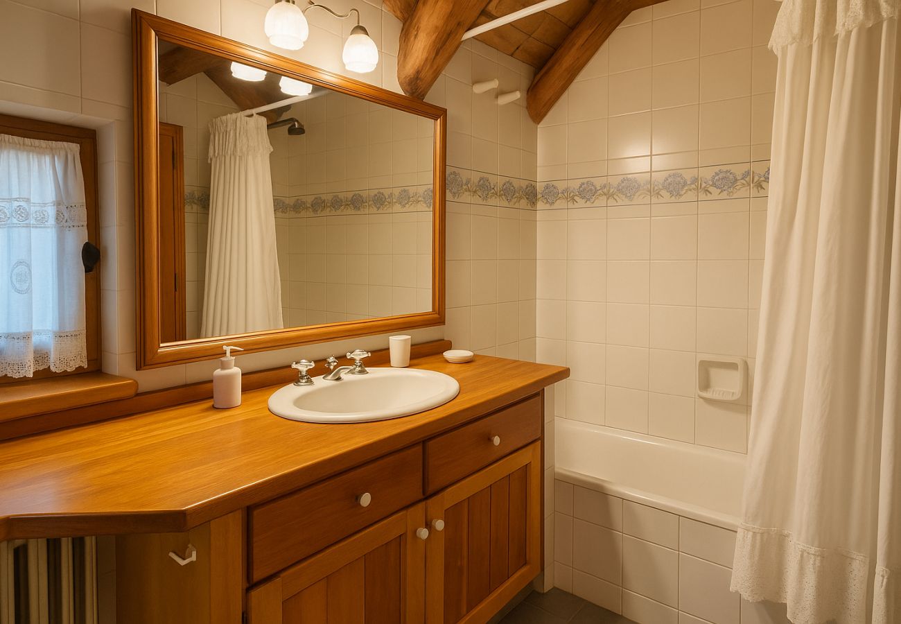 House in San Carlos de Bariloche - HUAPI17 Spectacular house with large garden and coast with dock over Lake Nahuel Huapi