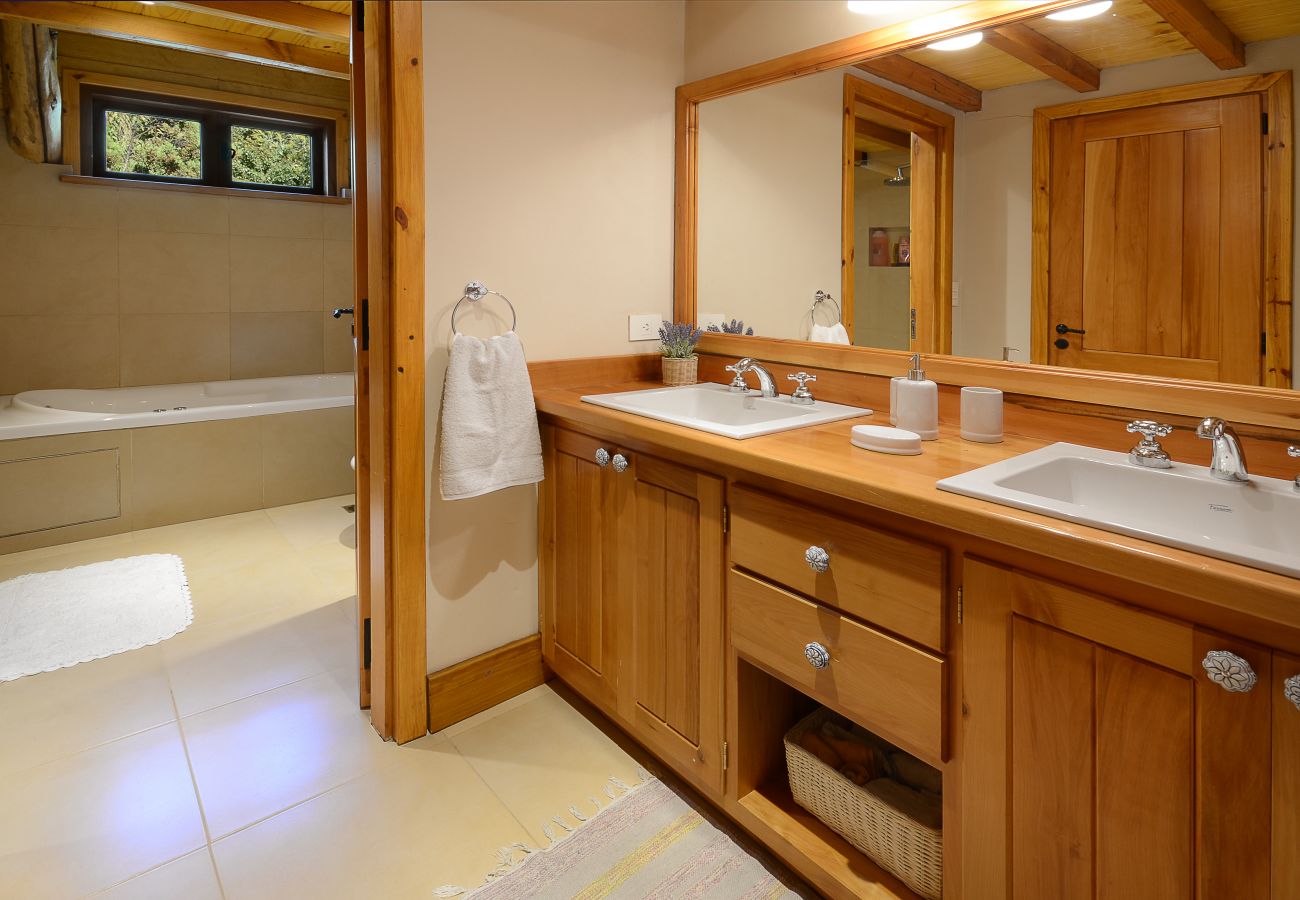 House in San Carlos de Bariloche - HUAPI17 Spectacular house with large garden and coast with dock over Lake Nahuel Huapi