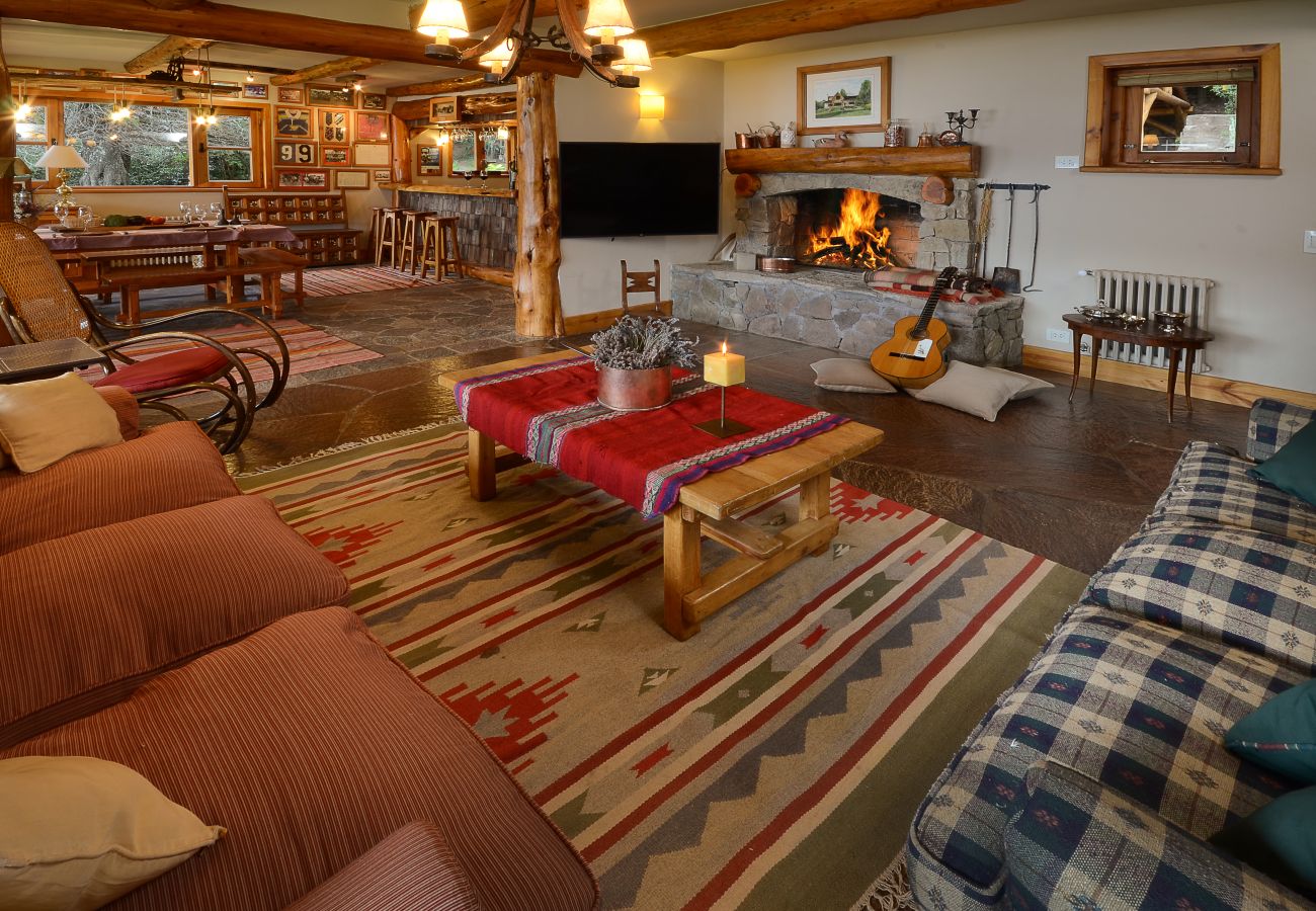 House in San Carlos de Bariloche - HUAPI17 Spectacular house with large garden and coast with dock over Lake Nahuel Huapi