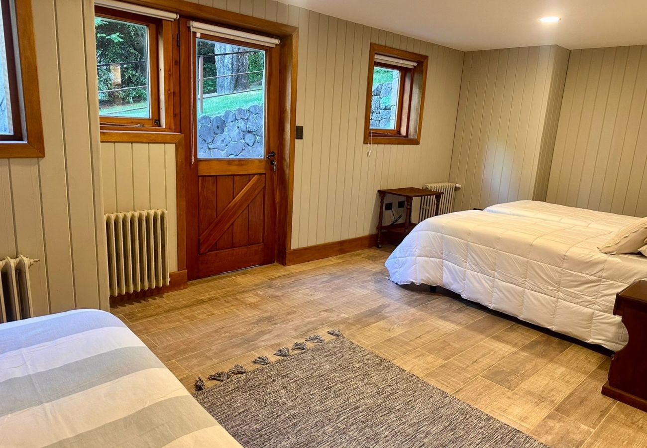 House in San Carlos de Bariloche - HUAPI17 Spectacular house with large garden and coast with dock over Lake Nahuel Huapi