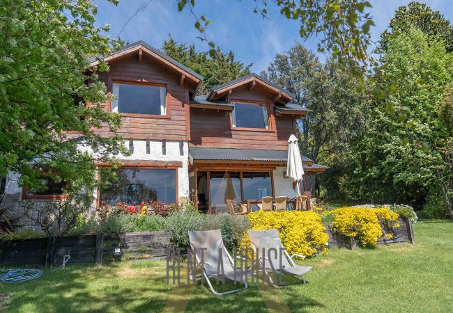Cabin in San Carlos de Bariloche - HUAPI18 Spacious and bright cabin facing Lake Nahuel Huapi Within a complex of 4 cabins. Cabin in San Carlos de Bariloche - HUAPI18 Spacious and bright cabin facing Lake Nahuel Huapi Within a complex of 4 cabins.
