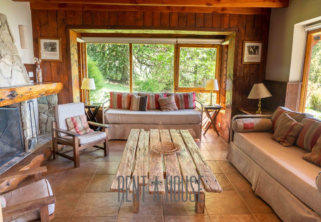 Cabin in San Carlos de Bariloche - HUAPI18 Spacious and bright cabin facing Lake Nahuel Huapi Within a complex of 4 cabins.