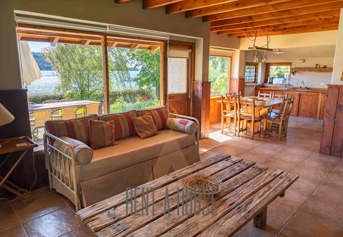 Cabin in San Carlos de Bariloche - HUAPI18 Spacious and bright cabin facing Lake Nahuel Huapi Within a complex of 4 cabins.