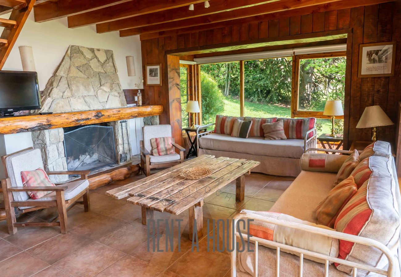 Cabin in San Carlos de Bariloche - HUAPI18 Spacious and bright cabin facing Lake Nahuel Huapi Within a complex of 4 cabins.