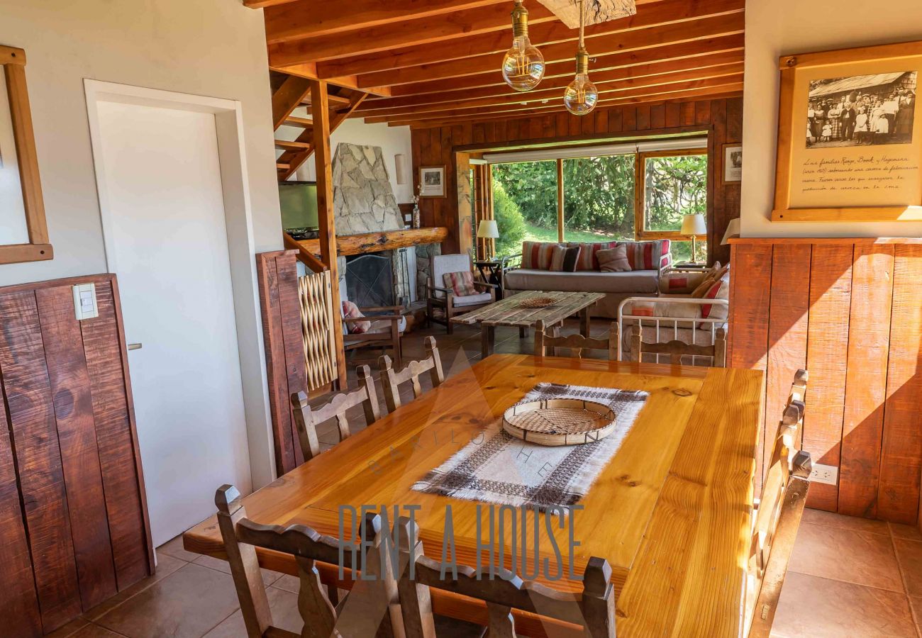 Cabin in San Carlos de Bariloche - HUAPI18 Spacious and bright cabin facing Lake Nahuel Huapi Within a complex of 4 cabins.