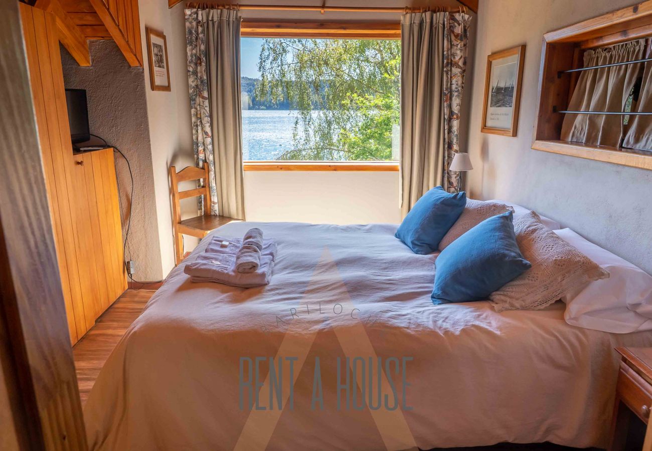 Cabin in San Carlos de Bariloche - HUAPI18 Spacious and bright cabin facing Lake Nahuel Huapi Within a complex of 4 cabins.