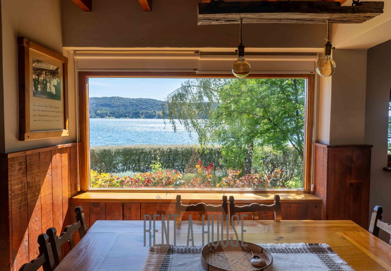 Cabin in San Carlos de Bariloche - HUAPI18 Spacious and bright cabin facing Lake Nahuel Huapi Within a complex of 4 cabins.