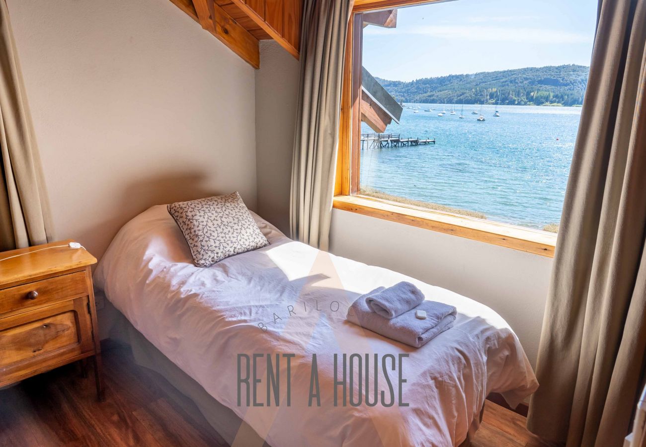 Cabin in San Carlos de Bariloche - HUAPI18 Spacious and bright cabin facing Lake Nahuel Huapi Within a complex of 4 cabins.