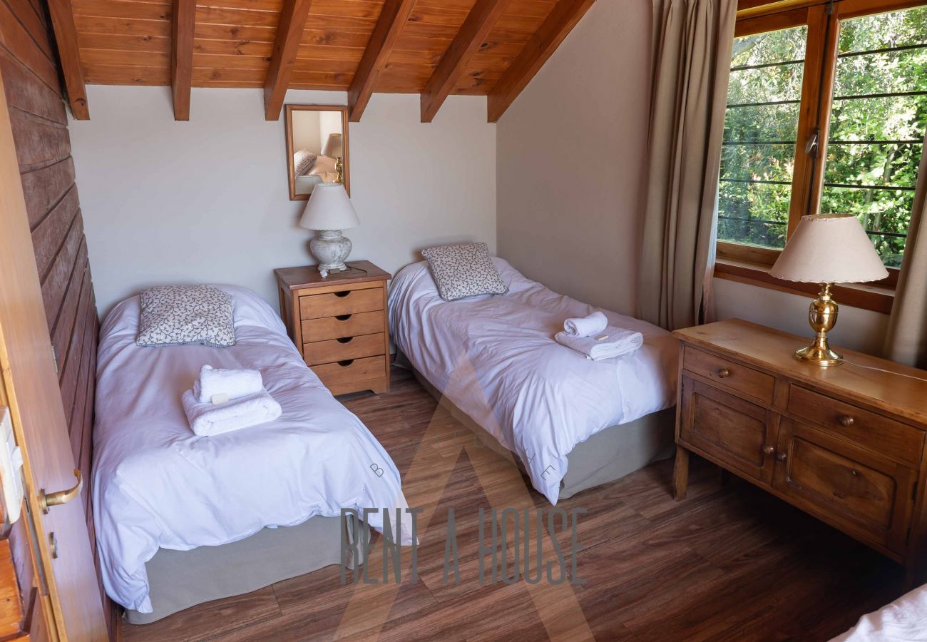 Cabin in San Carlos de Bariloche - HUAPI18 Spacious and bright cabin facing Lake Nahuel Huapi Within a complex of 4 cabins.