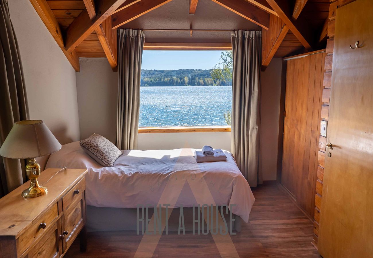 Cabin in San Carlos de Bariloche - HUAPI18 Spacious and bright cabin facing Lake Nahuel Huapi Within a complex of 4 cabins.