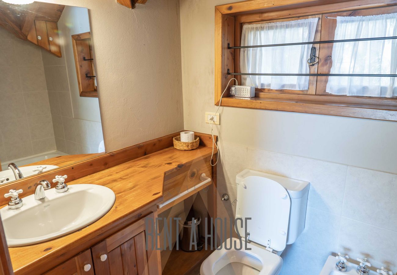 Cabin in San Carlos de Bariloche - HUAPI18 Spacious and bright cabin facing Lake Nahuel Huapi Within a complex of 4 cabins.