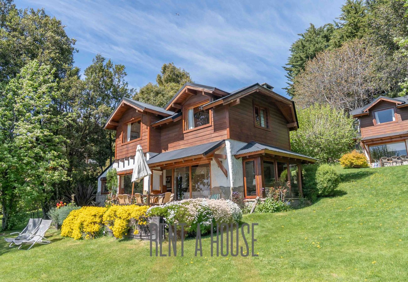 Cabin in San Carlos de Bariloche - HUAPI18 Spacious and bright cabin facing Lake Nahuel Huapi Within a complex of 4 cabins.