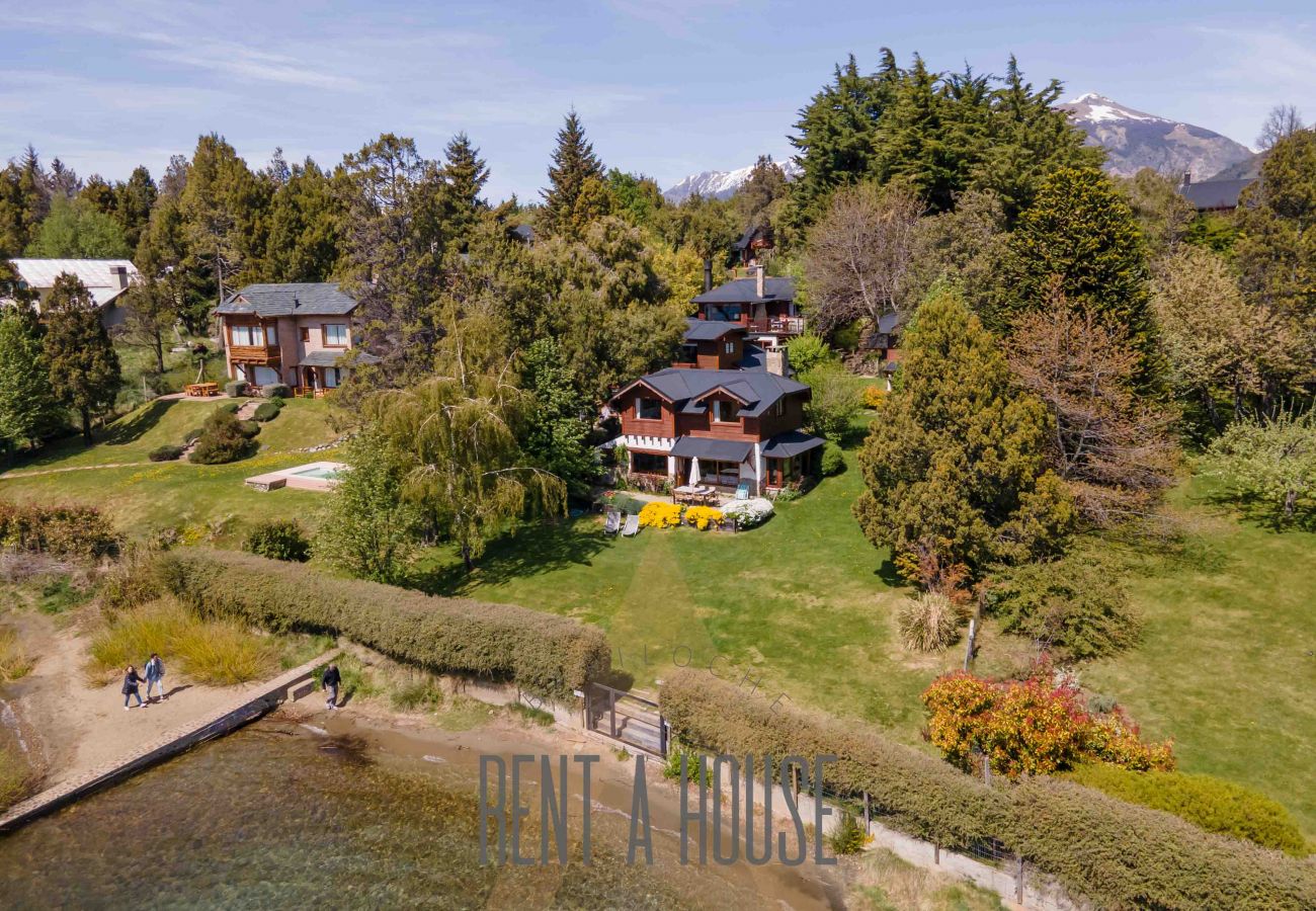 Cabin in San Carlos de Bariloche - HUAPI18 Spacious and bright cabin facing Lake Nahuel Huapi Within a complex of 4 cabins.