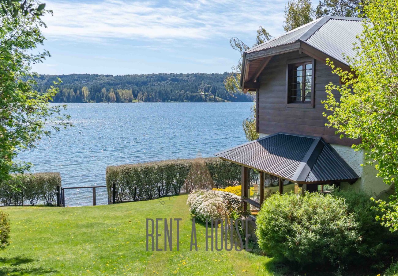 Cabin in San Carlos de Bariloche - HUAPI18 Spacious and bright cabin facing Lake Nahuel Huapi Within a complex of 4 cabins.