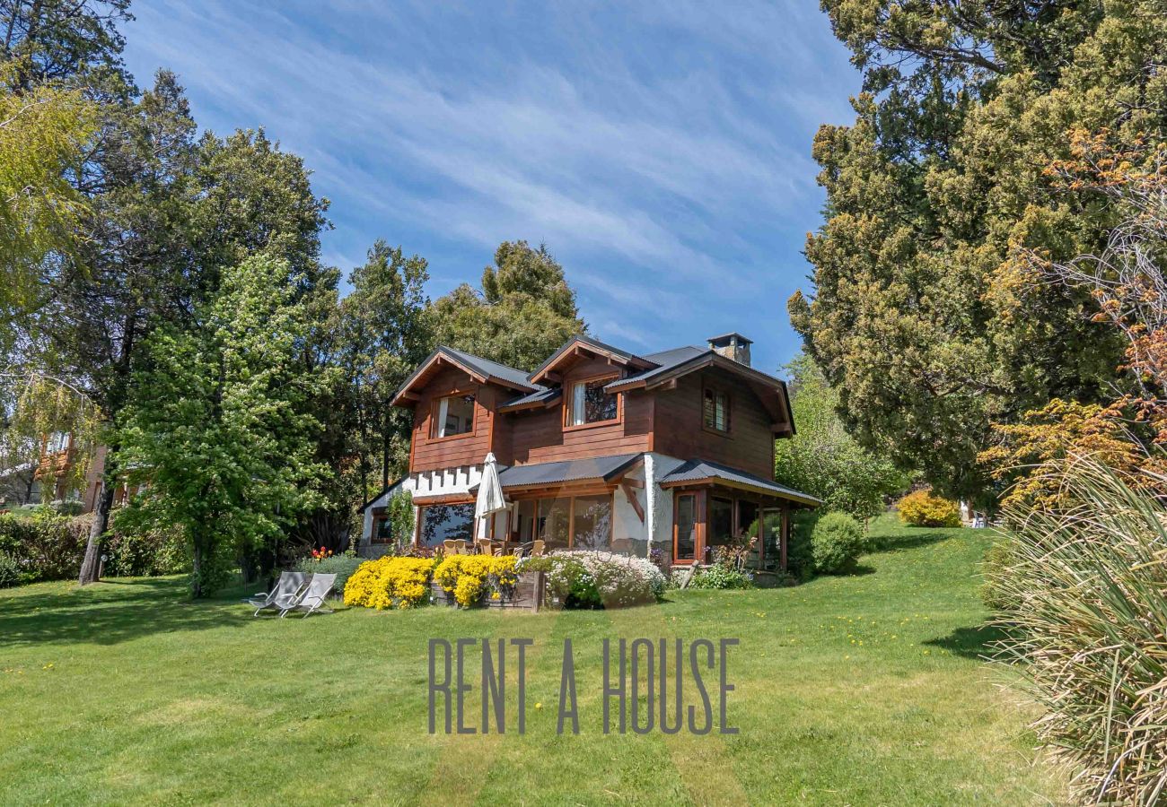 Cabin in San Carlos de Bariloche - HUAPI18 Spacious and bright cabin facing Lake Nahuel Huapi Within a complex of 4 cabins.