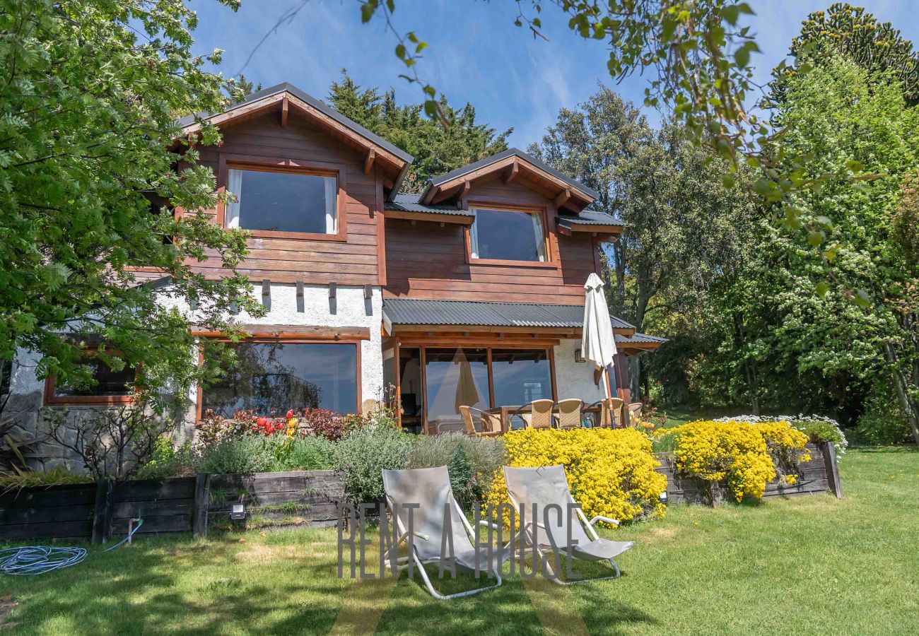 Cabin in San Carlos de Bariloche - HUAPI18 Spacious and bright cabin facing Lake Nahuel Huapi Within a complex of 4 cabins.