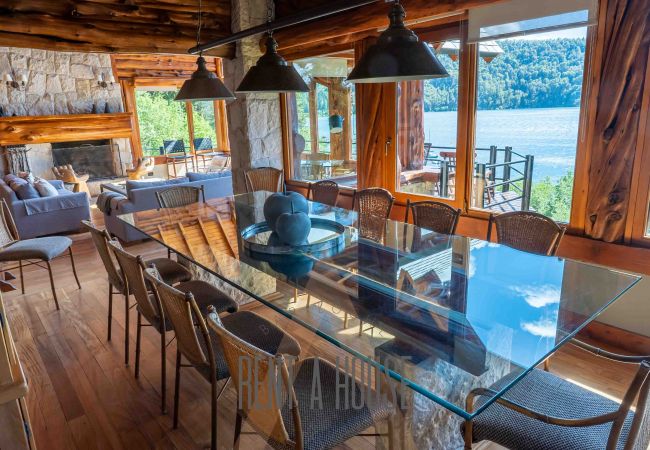 House in San Carlos de Bariloche - VENAH02 Spectacular house with coast and lake views from all rooms. House in San Carlos de Bariloche - VENAH02 Spectacular house with coast and lake views from all rooms.