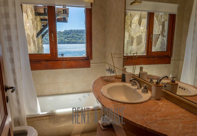 House in San Carlos de Bariloche - VENAH02 Spectacular house with coast and lake views from all rooms. House in San Carlos de Bariloche - VENAH02 Spectacular house with coast and lake views from all rooms.