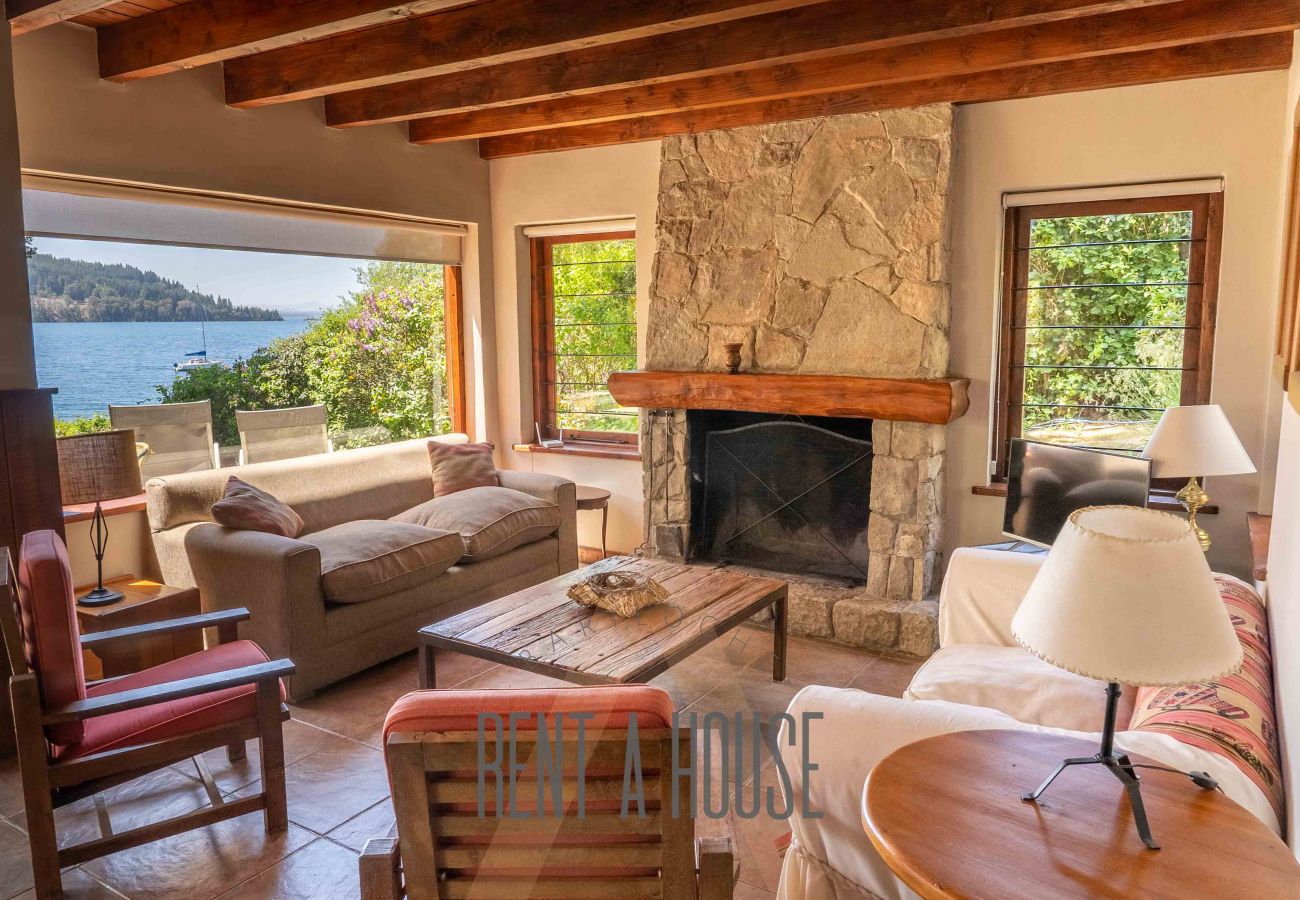 Cabin in San Carlos de Bariloche - HUAPI20C Warm cabin on large land on the coast of Lake Nahuel Huapi