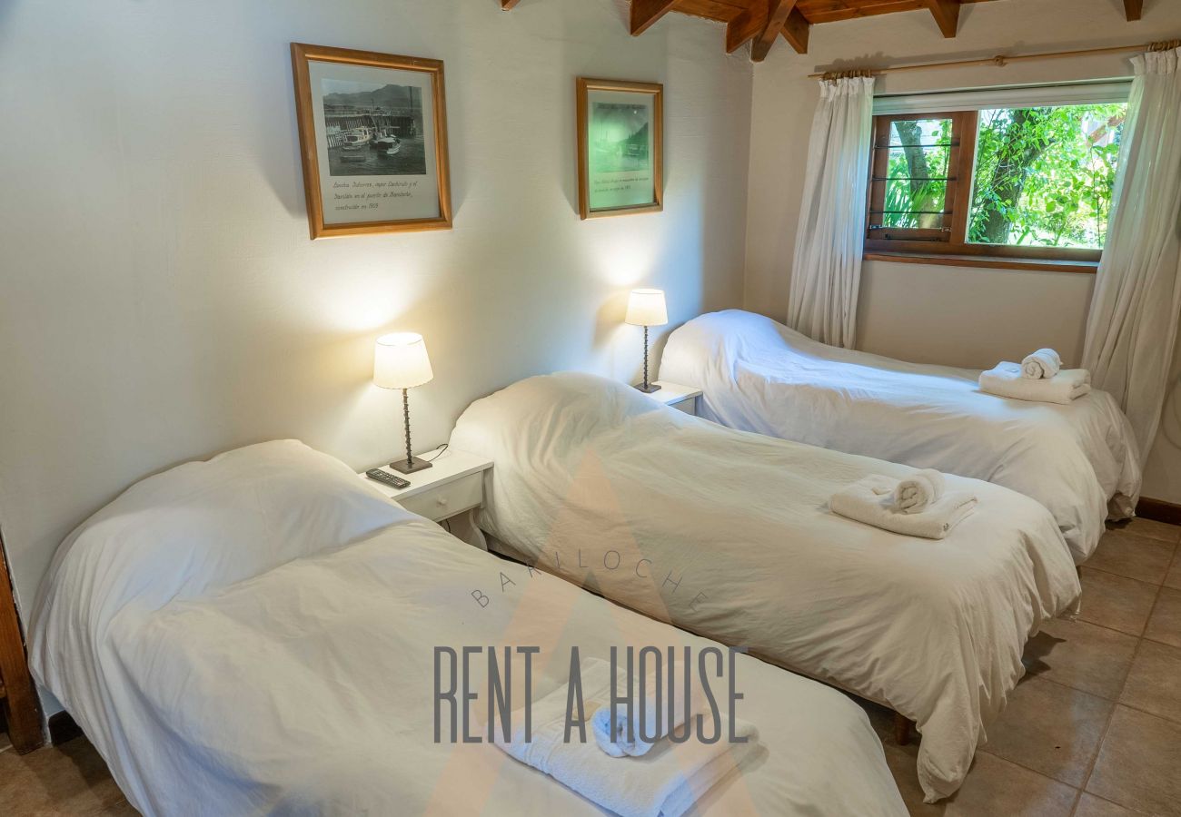 Cabin in San Carlos de Bariloche - HUAPI20C Warm cabin on large land on the coast of Lake Nahuel Huapi