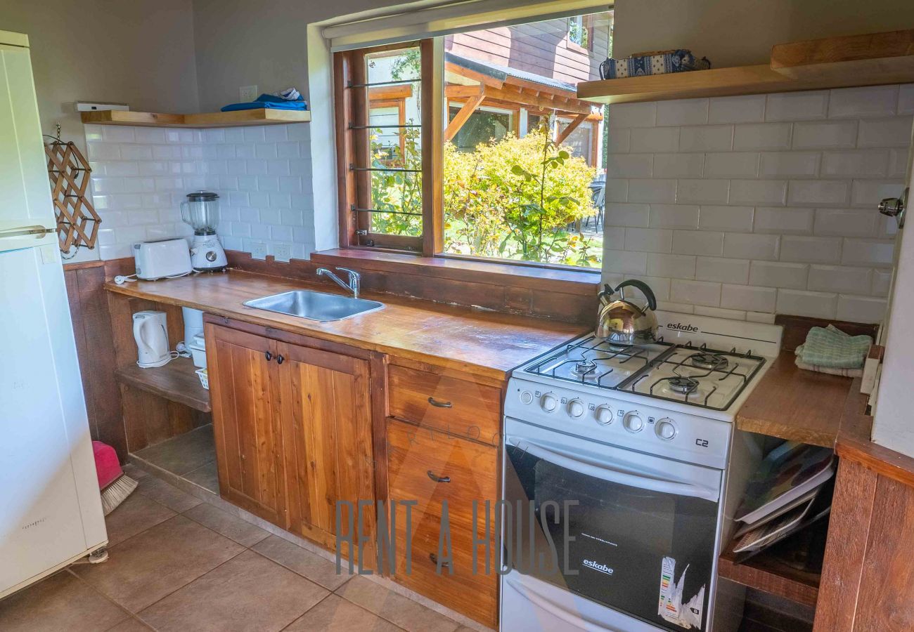 Cabin in San Carlos de Bariloche - HUAPI20C Warm cabin on large land on the coast of Lake Nahuel Huapi