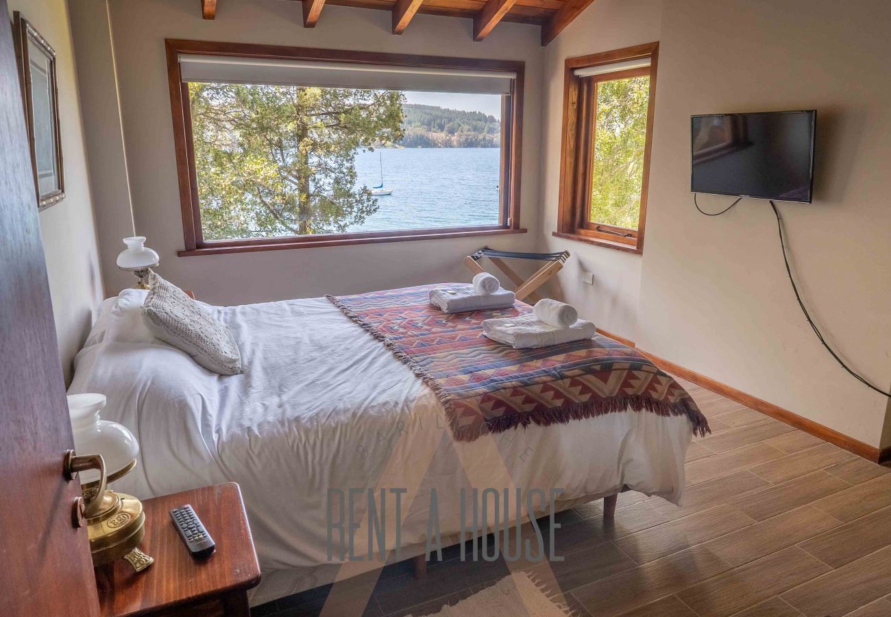 Cabin in San Carlos de Bariloche - HUAPI20C Warm cabin on large land on the coast of Lake Nahuel Huapi