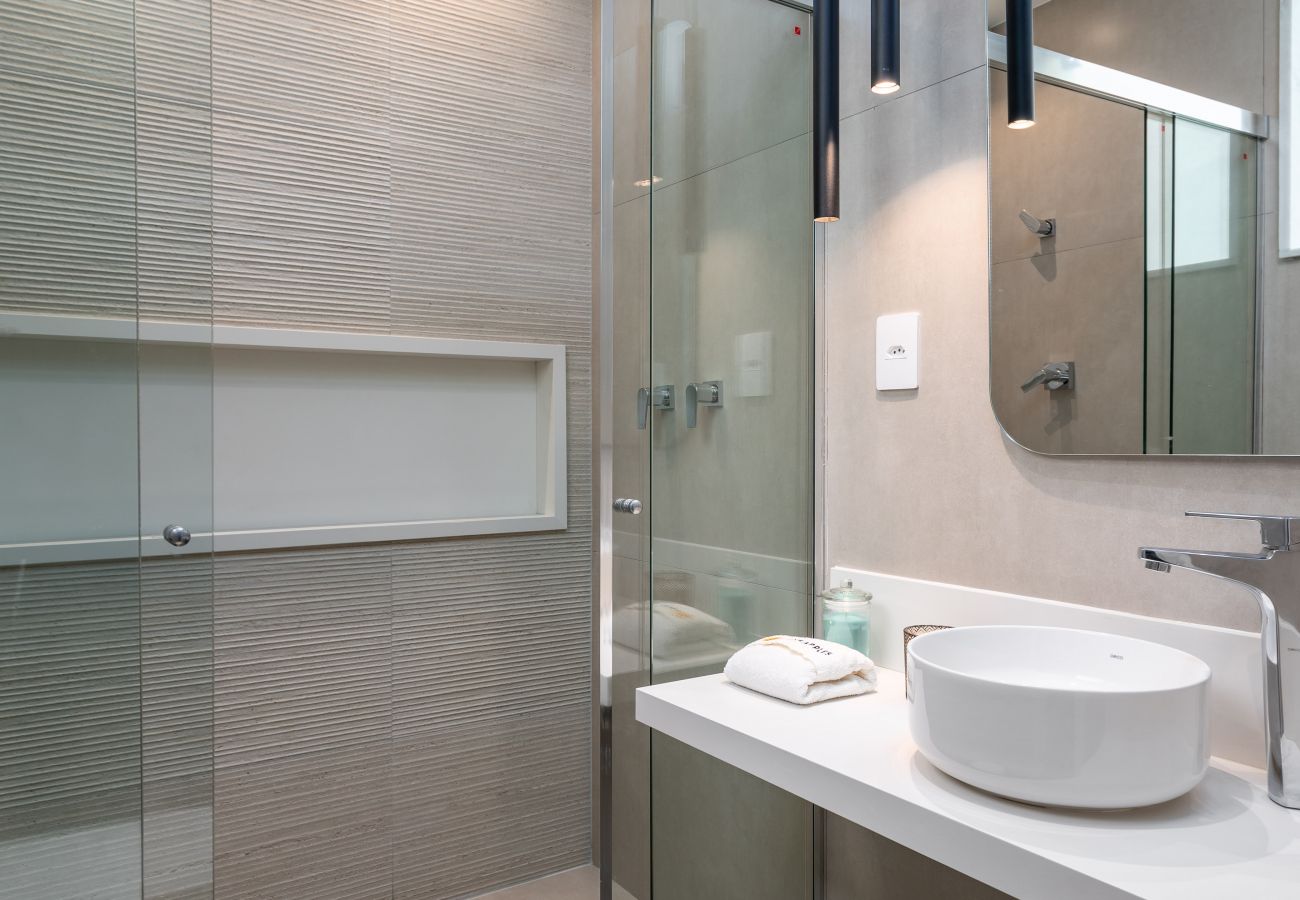 Apartment in Rio de Janeiro - Side view of the sea, 2 minutes from the beach | FMS601