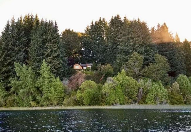 House in San Carlos de Bariloche - MORE07- WARM SINGLE-STORY CABIN WITH COAST ON LAKE MORENO