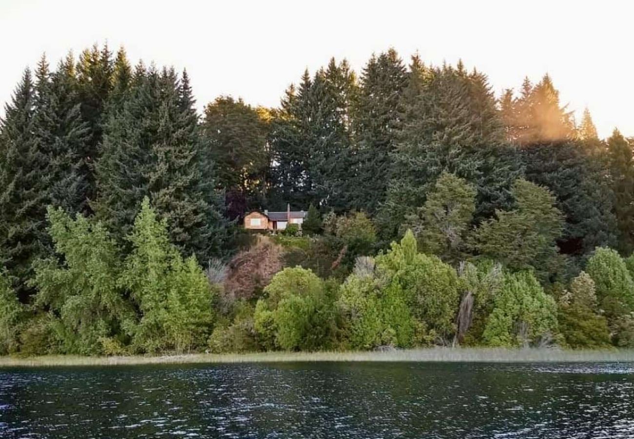 House in San Carlos de Bariloche - MORE07- WARM SINGLE-STORY CABIN WITH COAST ON LAKE MORENO