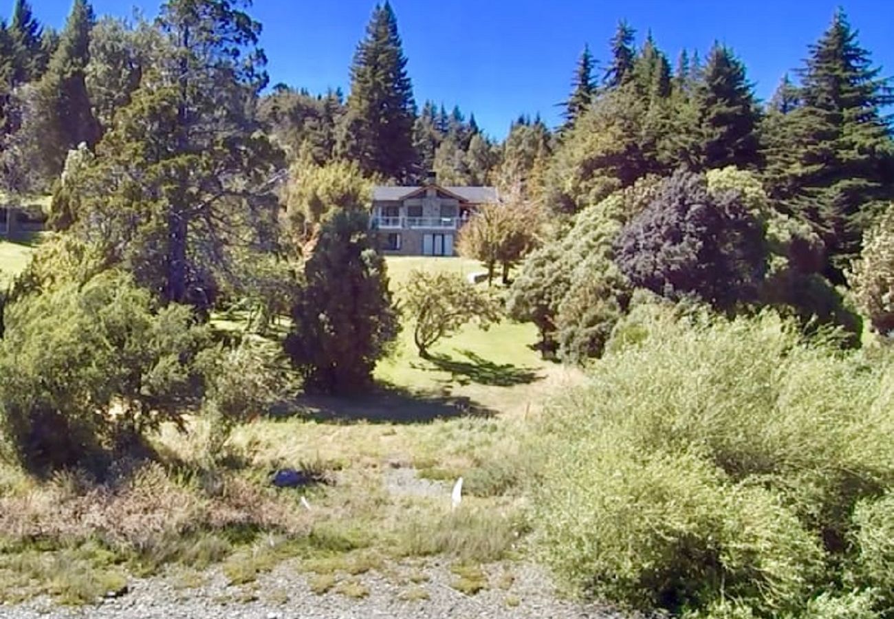 House in San Carlos de Bariloche - huapi10 Spectacular house with a large terrace and coastline, on the shores of Lake Nahuel Huapi.