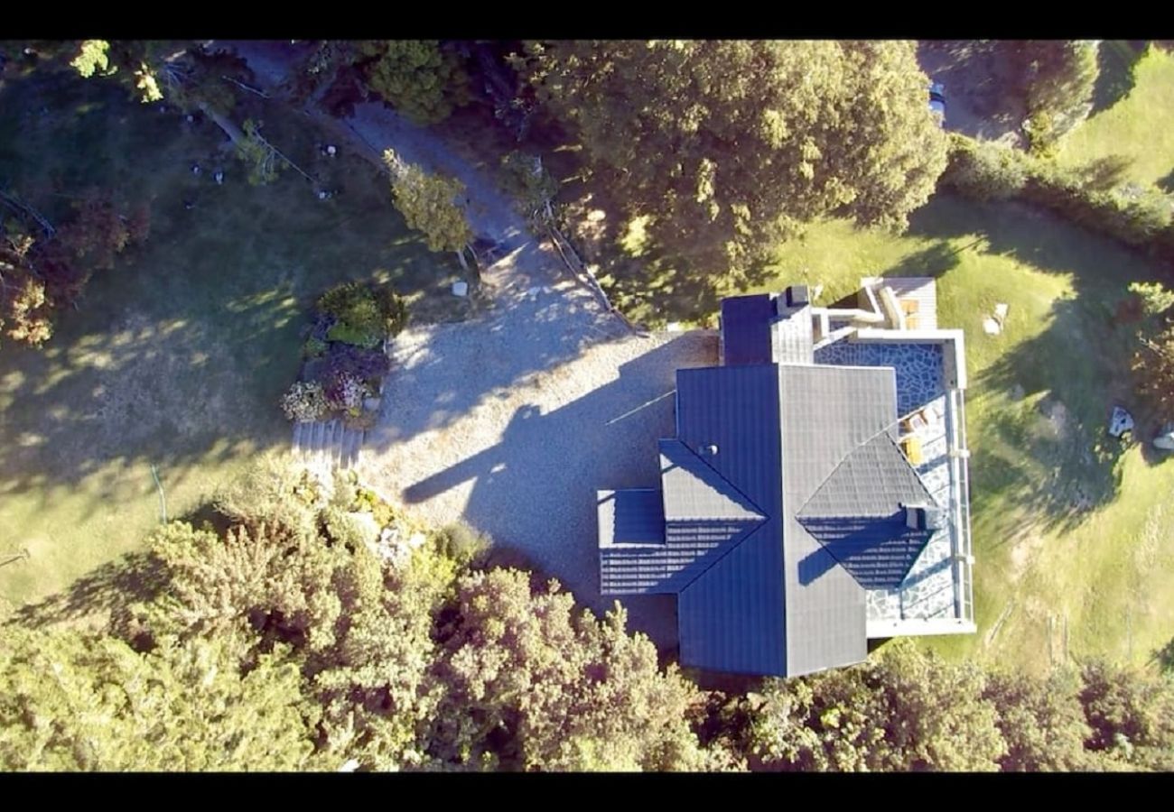 House in San Carlos de Bariloche - huapi10 Spectacular house with a large terrace and coastline, on the shores of Lake Nahuel Huapi.