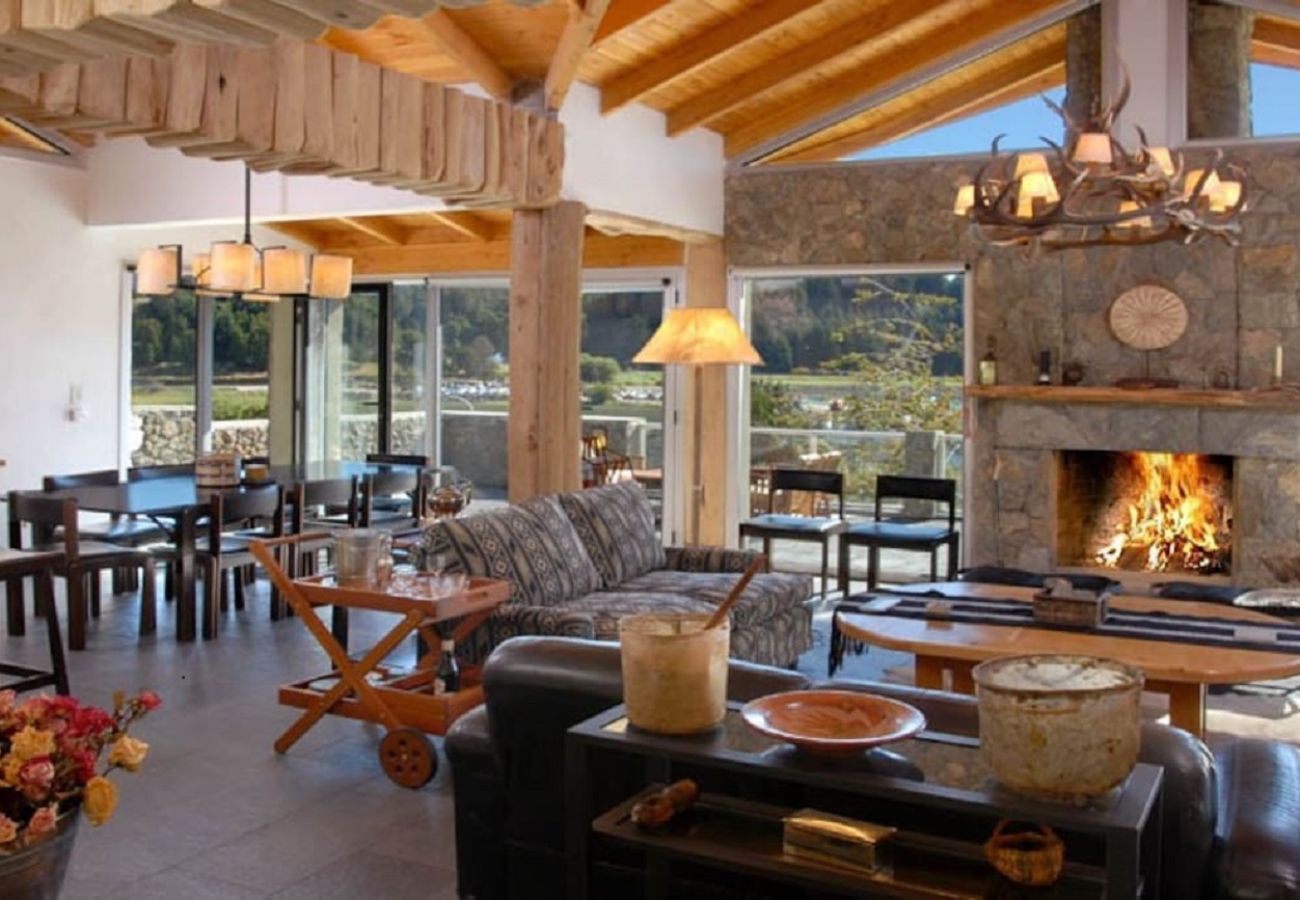 House in San Carlos de Bariloche - huapi10 Spectacular house with a large terrace and coastline, on the shores of Lake Nahuel Huapi.