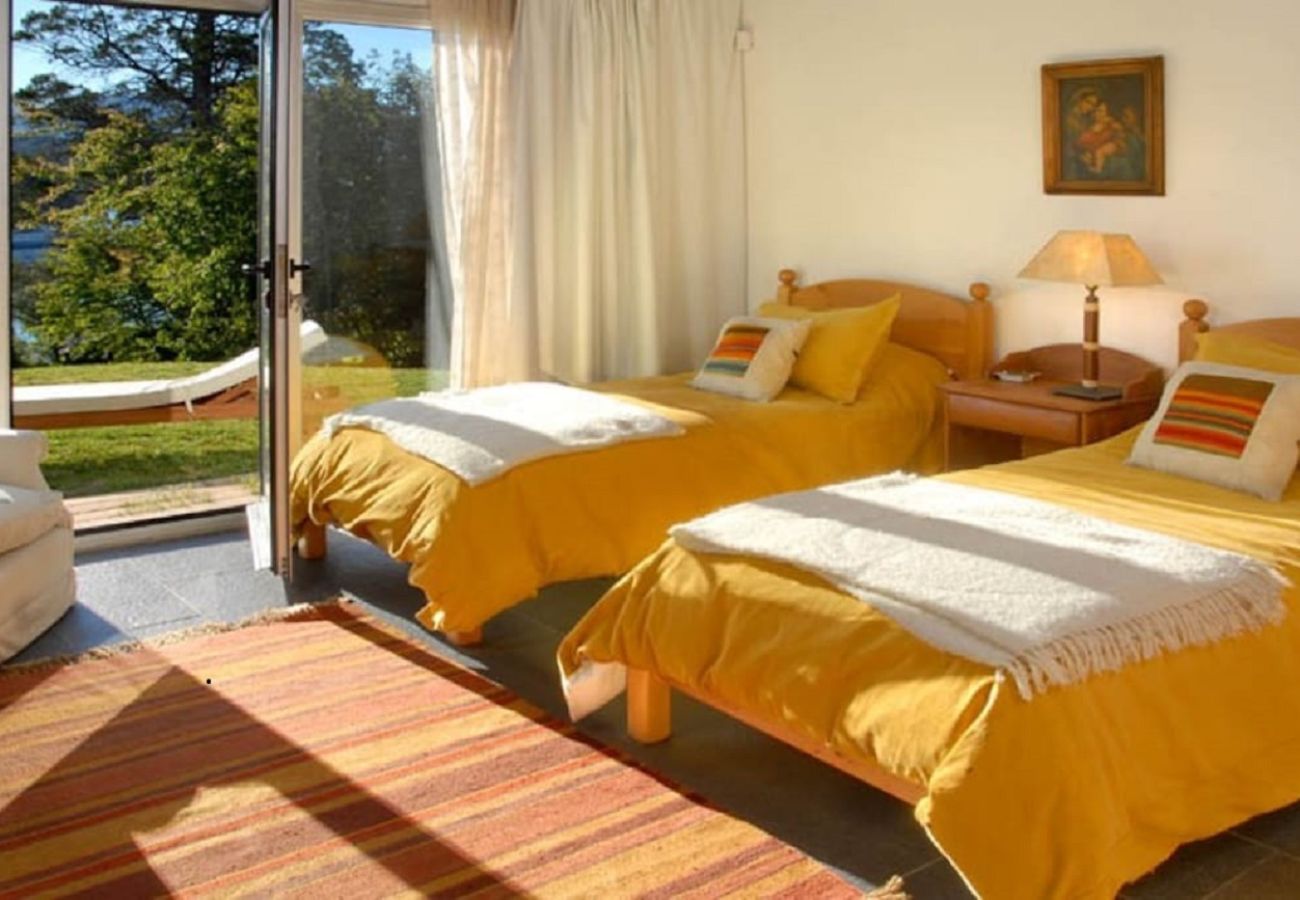 House in San Carlos de Bariloche - huapi10 Spectacular house with a large terrace and coastline, on the shores of Lake Nahuel Huapi.