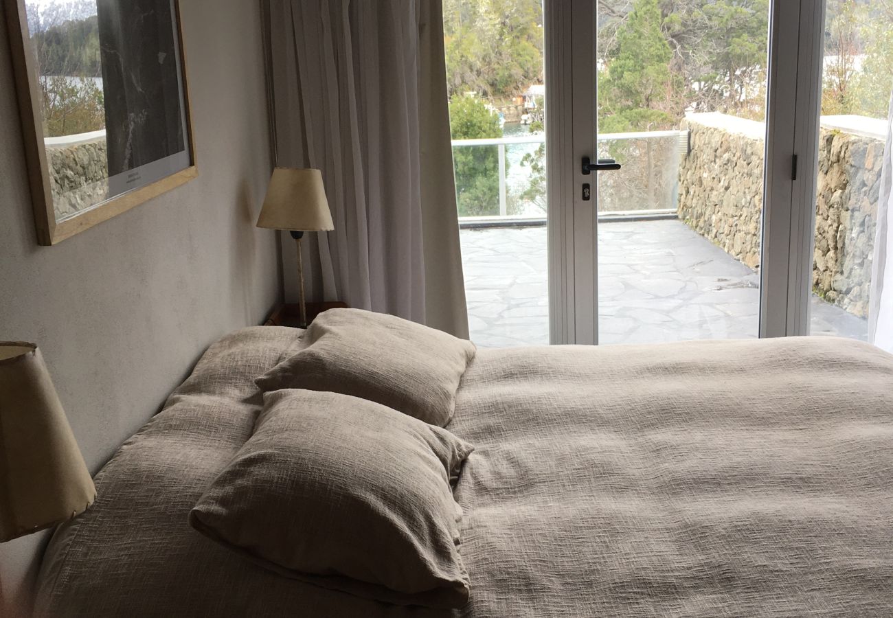 House in San Carlos de Bariloche - huapi10 Spectacular house with a large terrace and coastline, on the shores of Lake Nahuel Huapi.