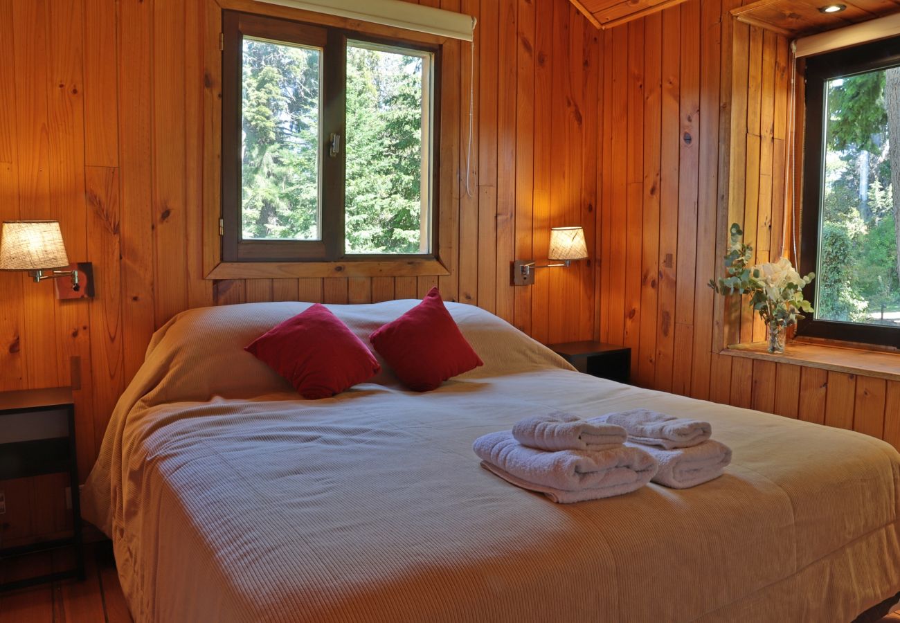 Cabin in San Carlos de Bariloche - HUAPI11C A wild nature escape with direct access to the lake 