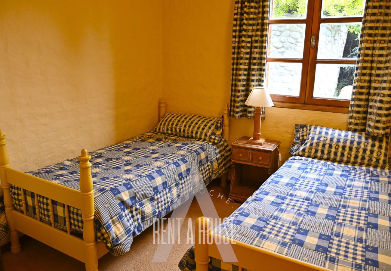 House in San Carlos de Bariloche - CATE06 2-story house with views of Cerro Catedral and Lake Nahuel Huapi.