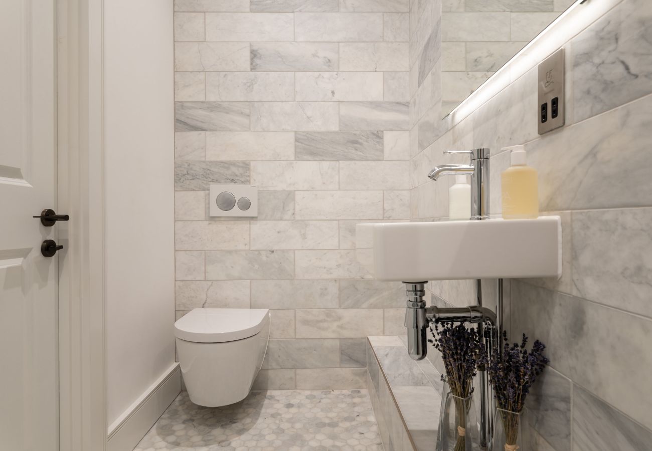 Marble-tiled bathroom with premium ceramics in the Exeter Cathedral View apartment